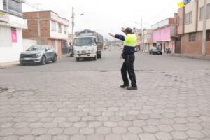 El Municipio de Riobamba, a través de la Dirección de Movilidad, implementó el cambio de sentido de circulación en la calle Bucarest, que pasó a ser unidireccional. Esta medida, basada en análisis técnicos y en un proceso de diálogo abierto con los habitantes del sector, responde al clamor ciudadano y busca, ante todo, priorizar la seguridad vial.