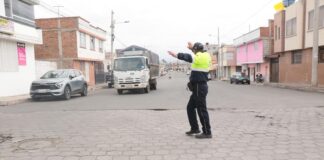 El Municipio de Riobamba, a través de la Dirección de Movilidad, implementó el cambio de sentido de circulación en la calle Bucarest, que pasó a ser unidireccional. Esta medida, basada en análisis técnicos y en un proceso de diálogo abierto con los habitantes del sector, responde al clamor ciudadano y busca, ante todo, priorizar la seguridad vial.