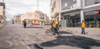 Riobamba tiene una nueva pausa en su planificación vial. Esta vez, no por falta de voluntad política o presupuesto, sino por una cadena de incidentes que ha impactado la producción nacional de asfalto.