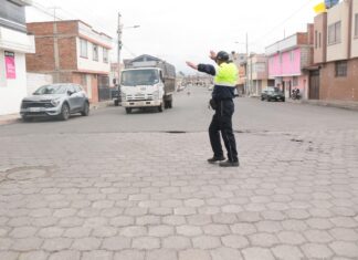 El Municipio de Riobamba, a través de la Dirección de Movilidad, implementó el cambio de sentido de circulación en la calle Bucarest, que pasó a ser unidireccional. Esta medida, basada en análisis técnicos y en un proceso de diálogo abierto con los habitantes del sector, responde al clamor ciudadano y busca, ante todo, priorizar la seguridad vial.