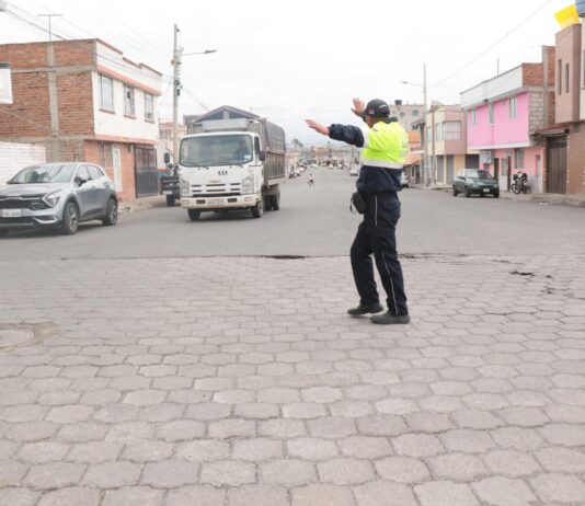 El Municipio de Riobamba, a través de la Dirección de Movilidad, implementó el cambio de sentido de circulación en la calle Bucarest, que pasó a ser unidireccional. Esta medida, basada en análisis técnicos y en un proceso de diálogo abierto con los habitantes del sector, responde al clamor ciudadano y busca, ante todo, priorizar la seguridad vial.