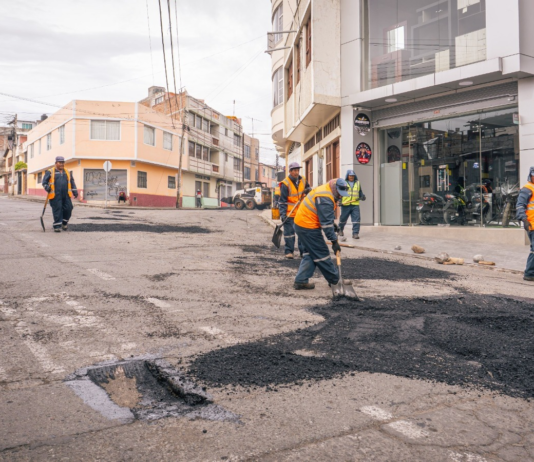 Riobamba tiene una nueva pausa en su planificación vial. Esta vez, no por falta de voluntad política o presupuesto, sino por una cadena de incidentes que ha impactado la producción nacional de asfalto.
