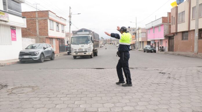 El Municipio de Riobamba, a través de la Dirección de Movilidad, implementó el cambio de sentido de circulación en la calle Bucarest, que pasó a ser unidireccional. Esta medida, basada en análisis técnicos y en un proceso de diálogo abierto con los habitantes del sector, responde al clamor ciudadano y busca, ante todo, priorizar la seguridad vial.