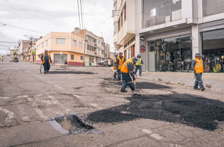 Riobamba tiene una nueva pausa en su planificación vial. Esta vez, no por falta de voluntad política o presupuesto, sino por una cadena de incidentes que ha impactado la producción nacional de asfalto.