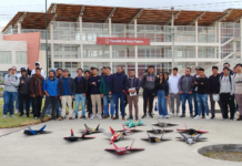 Con una demostración de vuelo y precisión técnica, estudiantes de la carrera Mecánica de la Escuela Superior Politécnica de Chimborazo (ESPOCH), presentaron el 12 de junio su proyecto integrador, centrado en el diseño, construcción y operación de aviones a escala.
