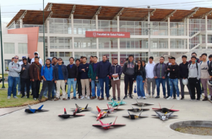 Con una demostración de vuelo y precisión técnica, estudiantes de la carrera Mecánica de la Escuela Superior Politécnica de Chimborazo (ESPOCH), presentaron el 12 de junio su proyecto integrador, centrado en el diseño, construcción y operación de aviones a escala.