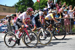 En una Etapa 20 con olor a sentencia, la esperanza del ecuatoriano por vestir nuevamente la maglia rosa se esfumó en las rampas de Sestrière, donde el británico Simon Yates firmó por completo el podio y relegó al carchense a conformarse con el tercer lugar.