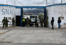 La crisis en la cárcel de Riobamba persiste como un claro reflejo de las fallas estructurales en el sistema penitenciario ecuatoriano. Pese a los constantes operativos militares y requisas, las fugas masivas, la presencia de objetos prohibidos y la violencia interna continúan afectando la seguridad del centro y, por extensión, la tranquilidad de la sociedad.