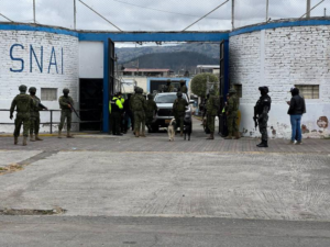 La crisis en la cárcel de Riobamba persiste como un claro reflejo de las fallas estructurales en el sistema penitenciario ecuatoriano. Pese a los constantes operativos militares y requisas, las fugas masivas, la presencia de objetos prohibidos y la violencia interna continúan afectando la seguridad del centro y, por extensión, la tranquilidad de la sociedad.