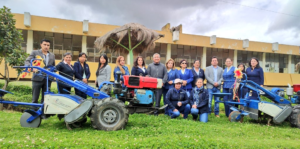 En la provincia de Chimborazo la Dirección Distrital del Ministerio de Agricultura y Ganadería realizó el 3 de junio, la entrega motocultores y equipamiento para ferias en beneficio de estudiantes y productores de la parroquia San Juan, ubicada en las faldas del coloso Chimborazo.