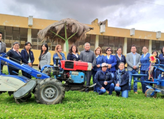 En la provincia de Chimborazo la Dirección Distrital del Ministerio de Agricultura y Ganadería realizó el 3 de junio, la entrega motocultores y equipamiento para ferias en beneficio de estudiantes y productores de la parroquia San Juan, ubicada en las faldas del coloso Chimborazo.