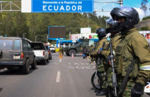 Ecuador ha reforzado su presencia militar en la frontera norte luego de una serie de hechos violentos que culminaron con la emboscada a una patrulla del Ejército en el Alto Punino, donde once militares fueron asesinados el 9 de mayo, y el posterior retiro táctico de tropas ante la detección de grupos armados irregulares en el sector de La Barquilla, en la provincia de Sucumbíos.