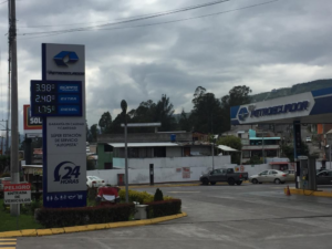 Desde el 12 de junio, los precios de las gasolinas de bajo octanaje en Ecuador experimentan un nuevo ajuste mensual, en cumplimiento con el sistema de bandas establecido por el Gobierno Nacional para reducir el gasto en subsidios a los combustibles. Así lo informó la Cámara Nacional de Distribuidores de Derivados del Petróleo del Ecuador.