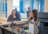 La Dirección de Movilidad del Municipio de Riobamba anunció una medida para facilitar la vida de quienes no pueden realizar sus trámites en días laborables. El Centro de Revisión Técnica Vehicular (CRTV) atenderá también los días sábados desde las 08h00, en un horario pensado para quienes no logran cumplir con este requisito de lunes a viernes.