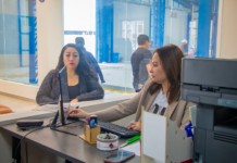 La Dirección de Movilidad del Municipio de Riobamba anunció una medida para facilitar la vida de quienes no pueden realizar sus trámites en días laborables. El Centro de Revisión Técnica Vehicular (CRTV) atenderá también los días sábados desde las 08h00, en un horario pensado para quienes no logran cumplir con este requisito de lunes a viernes.