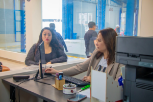 La Dirección de Movilidad del Municipio de Riobamba anunció una medida para facilitar la vida de quienes no pueden realizar sus trámites en días laborables. El Centro de Revisión Técnica Vehicular (CRTV) atenderá también los días sábados desde las 08h00, en un horario pensado para quienes no logran cumplir con este requisito de lunes a viernes.