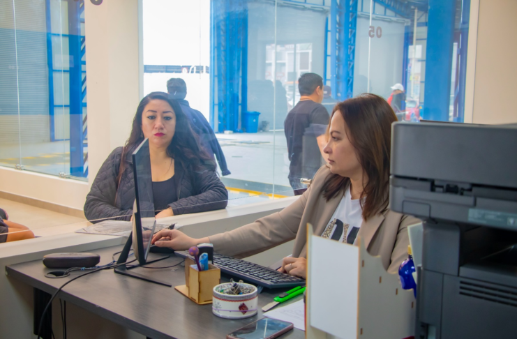 La Dirección de Movilidad del Municipio de Riobamba anunció una medida para facilitar la vida de quienes no pueden realizar sus trámites en días laborables. El Centro de Revisión Técnica Vehicular (CRTV) atenderá también los días sábados desde las 08h00, en un horario pensado para quienes no logran cumplir con este requisito de lunes a viernes.