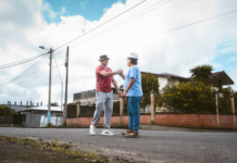 En una jornada marcada por la colaboración y el compromiso ciudadano, el alcalde Germán Flores Meza se unió a los vecinos del barrio El Chofer para participar en una minga de limpieza y mejora del entorno. La actividad contó con el apoyo de maquinaria municipal y personal operativo, reflejando el trabajo coordinado entre autoridades y comunidad.