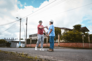 En una jornada marcada por la colaboración y el compromiso ciudadano, el alcalde Germán Flores Meza se unió a los vecinos del barrio El Chofer para participar en una minga de limpieza y mejora del entorno. La actividad contó con el apoyo de maquinaria municipal y personal operativo, reflejando el trabajo coordinado entre autoridades y comunidad.