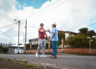 En una jornada marcada por la colaboración y el compromiso ciudadano, el alcalde Germán Flores Meza se unió a los vecinos del barrio El Chofer para participar en una minga de limpieza y mejora del entorno. La actividad contó con el apoyo de maquinaria municipal y personal operativo, reflejando el trabajo coordinado entre autoridades y comunidad.