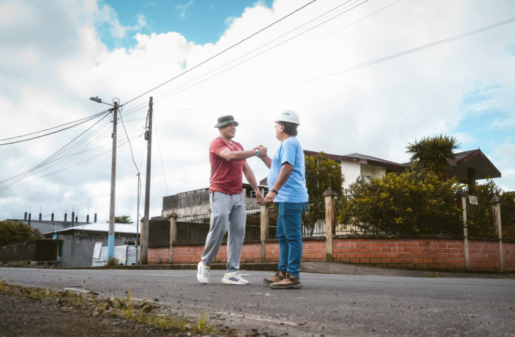 En una jornada marcada por la colaboración y el compromiso ciudadano, el alcalde Germán Flores Meza se unió a los vecinos del barrio El Chofer para participar en una minga de limpieza y mejora del entorno. La actividad contó con el apoyo de maquinaria municipal y personal operativo, reflejando el trabajo coordinado entre autoridades y comunidad.