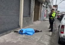 La tranquilidad habitual del sector comprendido entre las calles Gaspar de Villarroel y Uruguay, en Riobamba se vio alterada la mañana del 18 de junio, cuando el cuerpo sin vida de un hombre fue encontrado en plena vía pública.