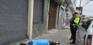 La tranquilidad habitual del sector comprendido entre las calles Gaspar de Villarroel y Uruguay, en Riobamba se vio alterada la mañana del 18 de junio, cuando el cuerpo sin vida de un hombre fue encontrado en plena vía pública.