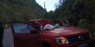 La tarde del 18 de junio quedó marcada por la tragedia en el sector de Cahuají, ubicado en la vía que conecta Penipe con Baños, en la provincia de Chimborazo. Una roca se desprendió inesperadamente de una ladera, impactando directamente sobre la camioneta en la que viajaban dos transportistas.