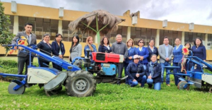 Un total de cerca de 400 estudiantes y 25 mujeres productoras de la parroquia San Juan, en la provincia de Chimborazo, fueron los principales beneficiarios de la más reciente entrega de maquinaria y equipamiento por parte del Ministerio de Agricultura y Ganadería (MAG).