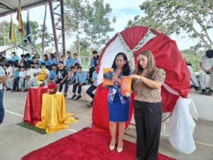 Estudiantes de Canelos presentan libro colectivo “Bajo el cielo de la selva”.