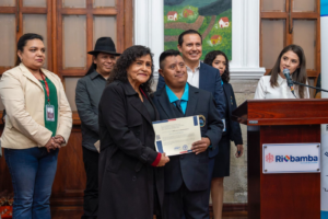 La Casa Museo de Riobamba se convirtió en un espacio de reconocimiento a la diversidad y a la expresión artística sin límites con la inauguración de la exposición colectiva “Arte Inclusivo”, una muestra que reúne 30 obras, creadas por personas con discapacidad, miembros de la Corporación de Desarrollo de Capacidades Especiales Rompiendo Barreras, y que estará abierta hasta el 1 de julio.