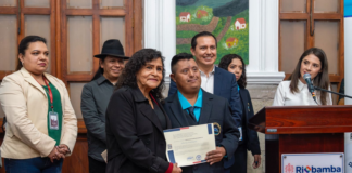 La Casa Museo de Riobamba se convirtió en un espacio de reconocimiento a la diversidad y a la expresión artística sin límites con la inauguración de la exposición colectiva “Arte Inclusivo”, una muestra que reúne 30 obras, creadas por personas con discapacidad, miembros de la Corporación de Desarrollo de Capacidades Especiales Rompiendo Barreras, y que estará abierta hasta el 1 de julio.