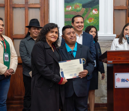 La Casa Museo de Riobamba se convirtió en un espacio de reconocimiento a la diversidad y a la expresión artística sin límites con la inauguración de la exposición colectiva “Arte Inclusivo”, una muestra que reúne 30 obras, creadas por personas con discapacidad, miembros de la Corporación de Desarrollo de Capacidades Especiales Rompiendo Barreras, y que estará abierta hasta el 1 de julio.