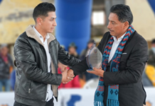 En el marco del Programa Provincial para el Fortalecimiento de la Seguridad Alimentaria, la Prefectura de Chimborazo, a través de la Dirección de Desarrollo Social, realizó este 30 de mayo una entrega significativa de pollos de postura a comunidades rurales de las parroquias Sevilla y Pumallacta, en el cantón Alausí