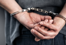 Veintinueve años y cuatro meses de prisión, esa fue la sentencia impuesta a un hombre hallado culpable de violar a una adolescente de 13 años en una comunidad rural del cantón Guamote. Pero más allá de las cifras, la historia revela un patrón dolorosamente común: un adulto que se gana la confianza de una menor y la traiciona de la manera más brutal.
