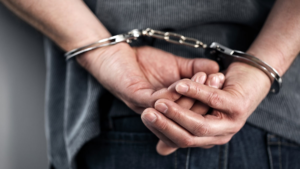 Veintinueve años y cuatro meses de prisión, esa fue la sentencia impuesta a un hombre hallado culpable de violar a una adolescente de 13 años en una comunidad rural del cantón Guamote. Pero más allá de las cifras, la historia revela un patrón dolorosamente común: un adulto que se gana la confianza de una menor y la traiciona de la manera más brutal.