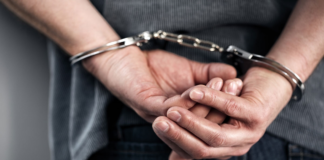 Veintinueve años y cuatro meses de prisión, esa fue la sentencia impuesta a un hombre hallado culpable de violar a una adolescente de 13 años en una comunidad rural del cantón Guamote. Pero más allá de las cifras, la historia revela un patrón dolorosamente común: un adulto que se gana la confianza de una menor y la traiciona de la manera más brutal.