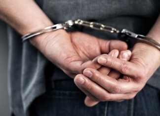 Veintinueve años y cuatro meses de prisión, esa fue la sentencia impuesta a un hombre hallado culpable de violar a una adolescente de 13 años en una comunidad rural del cantón Guamote. Pero más allá de las cifras, la historia revela un patrón dolorosamente común: un adulto que se gana la confianza de una menor y la traiciona de la manera más brutal.
