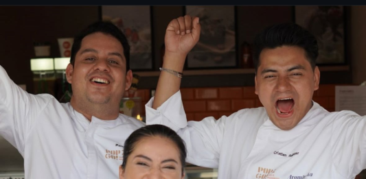La Organización de Reposteros y Heladeros del Ecuador logró una destacada participación en la Copa América de Helados Artesanales, desarrollada recientemente en Córdoba, Argentina, donde obtuvo el cuarto lugar entre ocho países participantes. Este resultado le asegura su clasificación al Gelato World Cup 2026, que se celebrará en enero en Rímini, Italia.