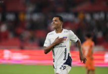 El extremo derecho, vive su mejor momento con la camiseta alba, ha sido convocado a La Tri y ya despierta interés internacional. En Liga saben que retenerlo será complejo.