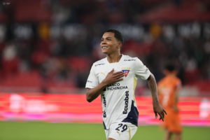 El extremo derecho, vive su mejor momento con la camiseta alba, ha sido convocado a La Tri y ya despierta interés internacional. En Liga saben que retenerlo será complejo.