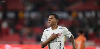 El extremo derecho, vive su mejor momento con la camiseta alba, ha sido convocado a La Tri y ya despierta interés internacional. En Liga saben que retenerlo será complejo.