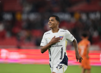 El extremo derecho, vive su mejor momento con la camiseta alba, ha sido convocado a La Tri y ya despierta interés internacional. En Liga saben que retenerlo será complejo.