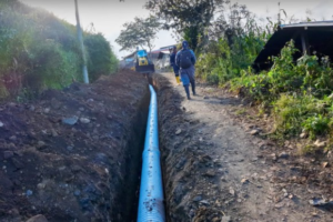La Empresa Municipal de Agua Potable y Alcantarillado de San Miguel (EMAPA-SM) continúa ejecutando importantes trabajos de construcción de sistemas de alcantarillado sanitario, beneficiando de manera directa a los habitantes del Barrio El Chasqui y del sector del Cementerio.