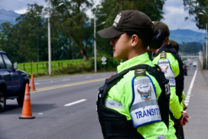 Desde que la Policía Nacional del Ecuador asumió el control operativo de 25 tramos viales considerados estratégicos, hace poco más de un mes, los indicadores de seguridad muestran una mejora sustancial en la protección de ciudadanos y vehículos en las carreteras del país.
