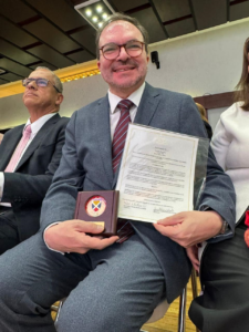 En el marco de la ceremonia conmemorativa por los 50 años de existencia de la Asociación Colombiana de Facultades de Ingeniería (ACOFI), Luis David Prieto Martínez, Rector de la UTI, fue distinguido con una Resolución de Exaltación por parte del Consejo Directivo de la entidad, en reconocimiento a su valioso liderazgo y contribución durante su presidencia en el año 2012.