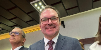 En el marco de la ceremonia conmemorativa por los 50 años de existencia de la Asociación Colombiana de Facultades de Ingeniería (ACOFI), Luis David Prieto Martínez, Rector de la UTI, fue distinguido con una Resolución de Exaltación por parte del Consejo Directivo de la entidad, en reconocimiento a su valioso liderazgo y contribución durante su presidencia en el año 2012.