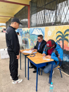 La Delegación Provincial Electoral de Chimborazo reafirmó su compromiso con la democracia participativa al acompañar, este viernes 30 de mayo, dos procesos electorales se desarrollaron en la ciudad de Riobamba. Con su presencia, el organismo fortaleció la transparencia y legitimidad de estos espacios de participación ciudadana, tanto en el ámbito educativo como en el comunitario.