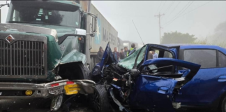 La mañana del 10 de junio comenzó con un accidente de tránsito en la vía principal de Pallatanga, donde una conductora quedó atrapada en su vehículo tras un violento choque frontal-lateral con un camión pesado. El siniestro, ocurrido a las 06H48, dejó a la mujer en estado crítico, pero la intervención del Cuerpo de Bomberos de Pallatanga evitó que el accidente tuviera consecuencias fatales.