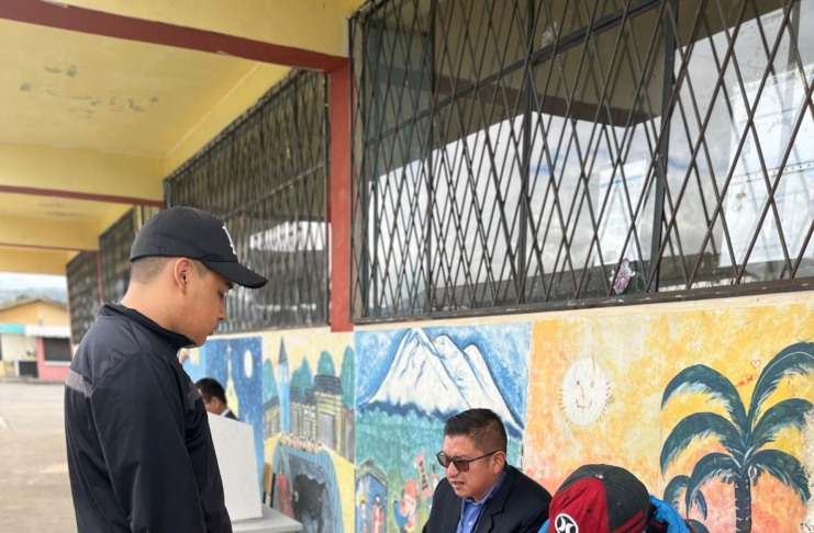La Delegación Provincial Electoral de Chimborazo reafirmó su compromiso con la democracia participativa al acompañar, este viernes 30 de mayo, dos procesos electorales se desarrollaron en la ciudad de Riobamba. Con su presencia, el organismo fortaleció la transparencia y legitimidad de estos espacios de participación ciudadana, tanto en el ámbito educativo como en el comunitario.